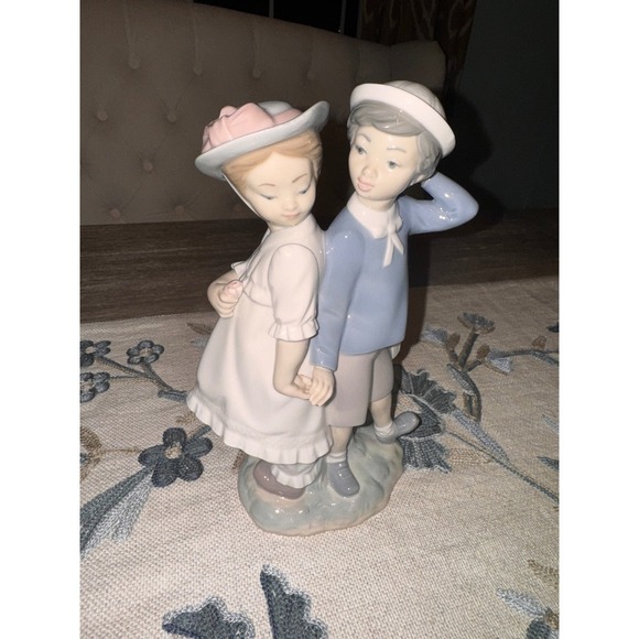 Lladro Figurine Boy and Girl with Gifts Hand Made in Spain Porcelain - Picture 2 of 5